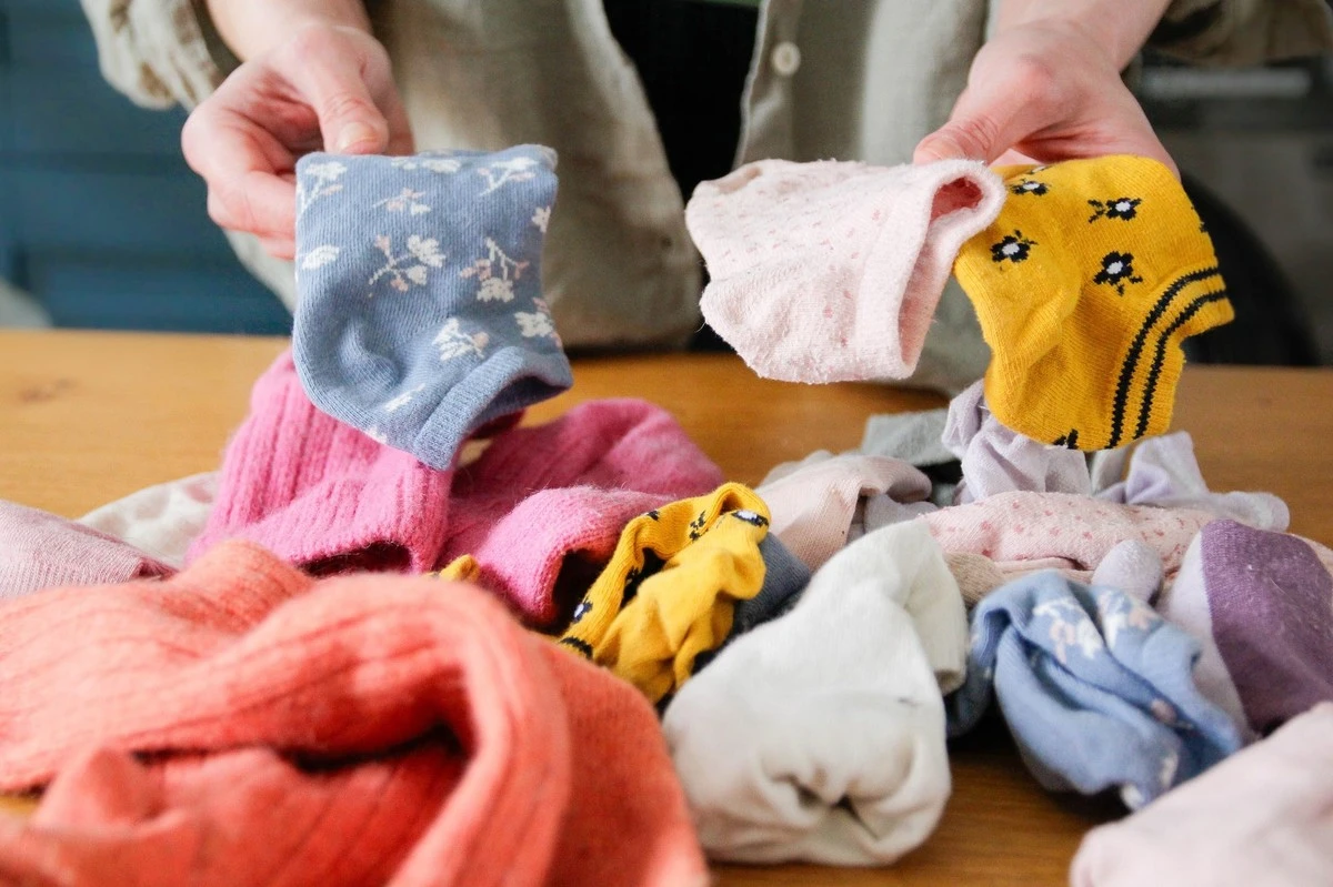 Een oude sok als stofdoek? Waarom deze aanpak je schoonmaken versnelt - image 1