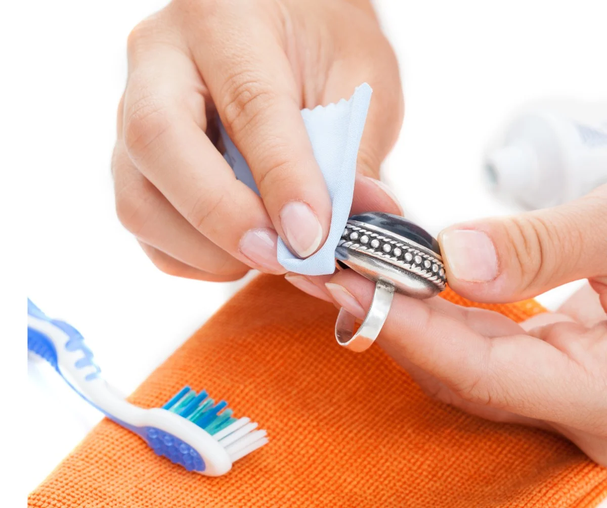 Tandpasta op je koppelingen? De mechanica's hack voor glinsterend zilver