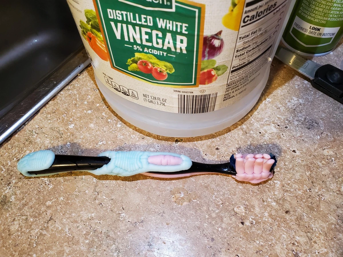 Oude tandenborstel + azijn: het cocktail tegen kalkafzetting dat beter werkt dan duur reinigingsmiddel