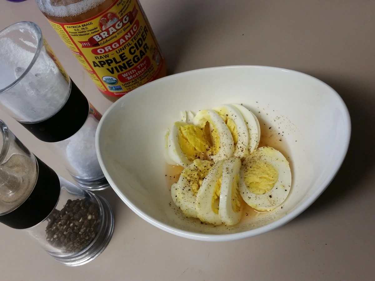 Waarom kok-chefs altijd azijn toevoegen aan kokend water met eieren - image 1