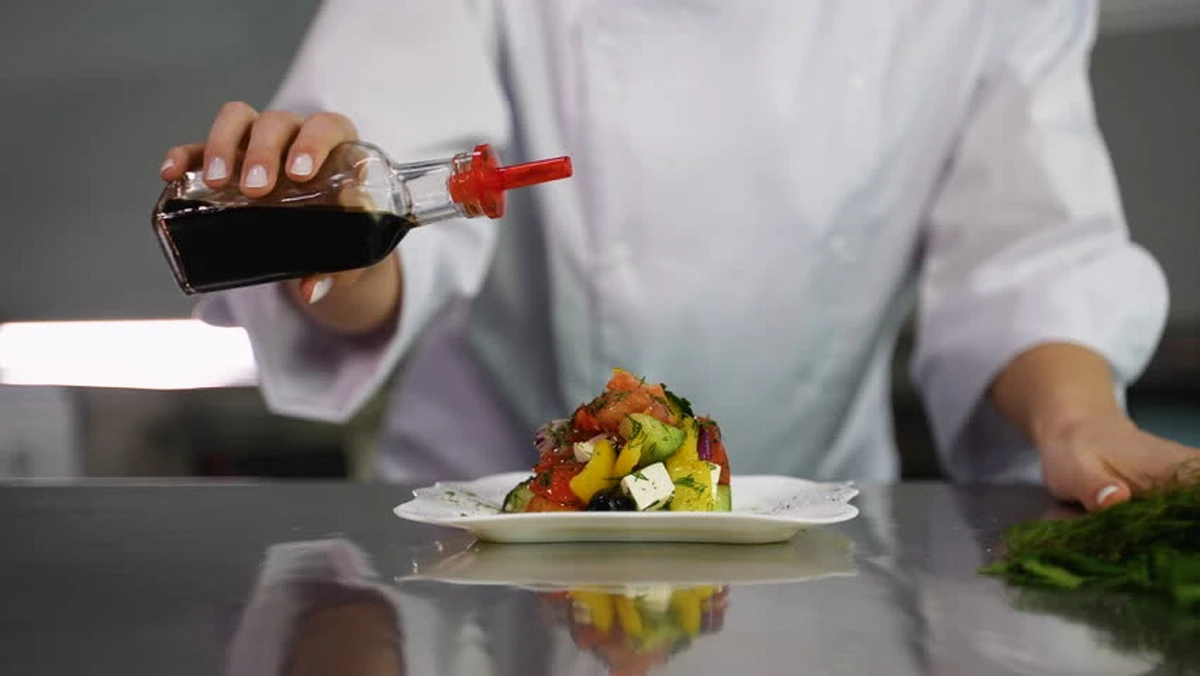 Waarom topchefs altijd azijn toevoegen aan kokend water