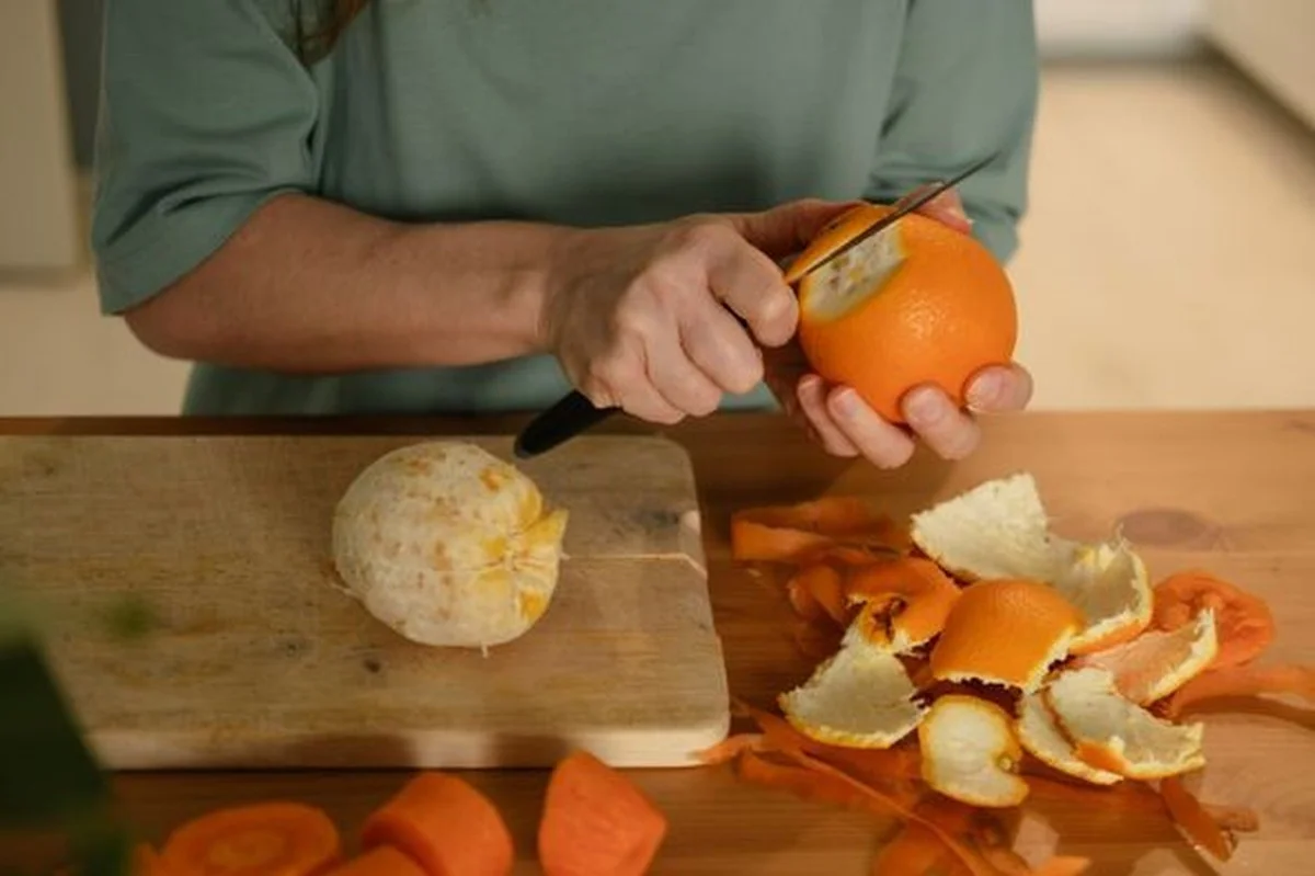 Citroenschil in je afvoer gooien verandert alles — hier is waarom - image 2