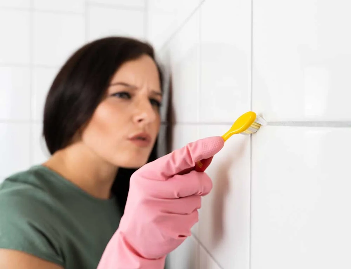 Oude tandenborstel + azijn: de goedkoopste manier om voegen schoon te maken