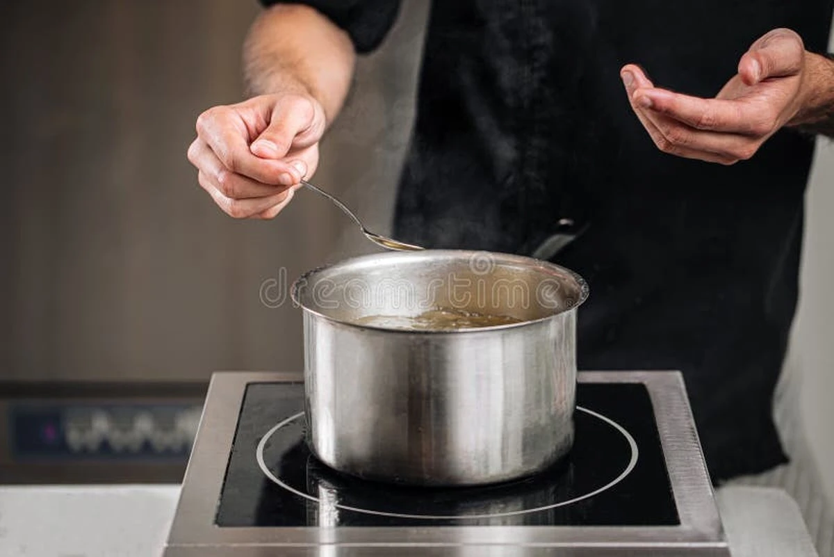 Waarom topchefs altijd azijn in kokend water doen