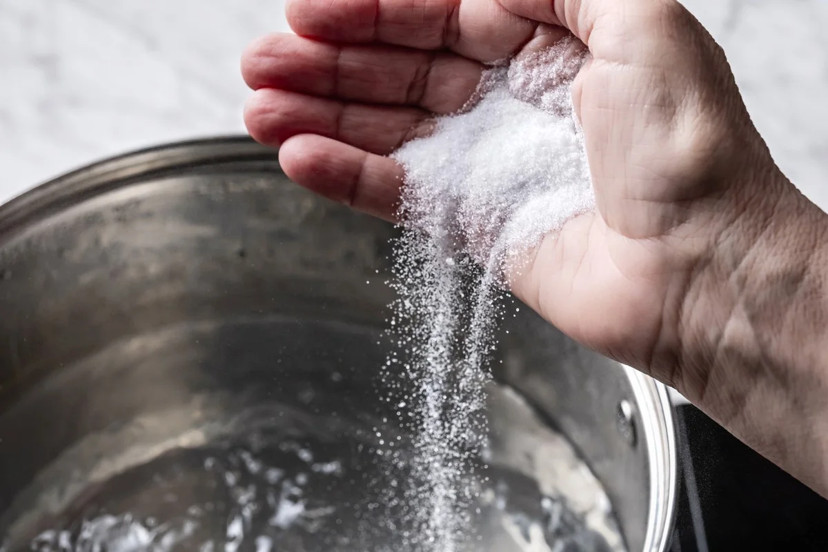 Chefs onthullen: waarom ze altijd zout én zeewater gebruiken voor pasta