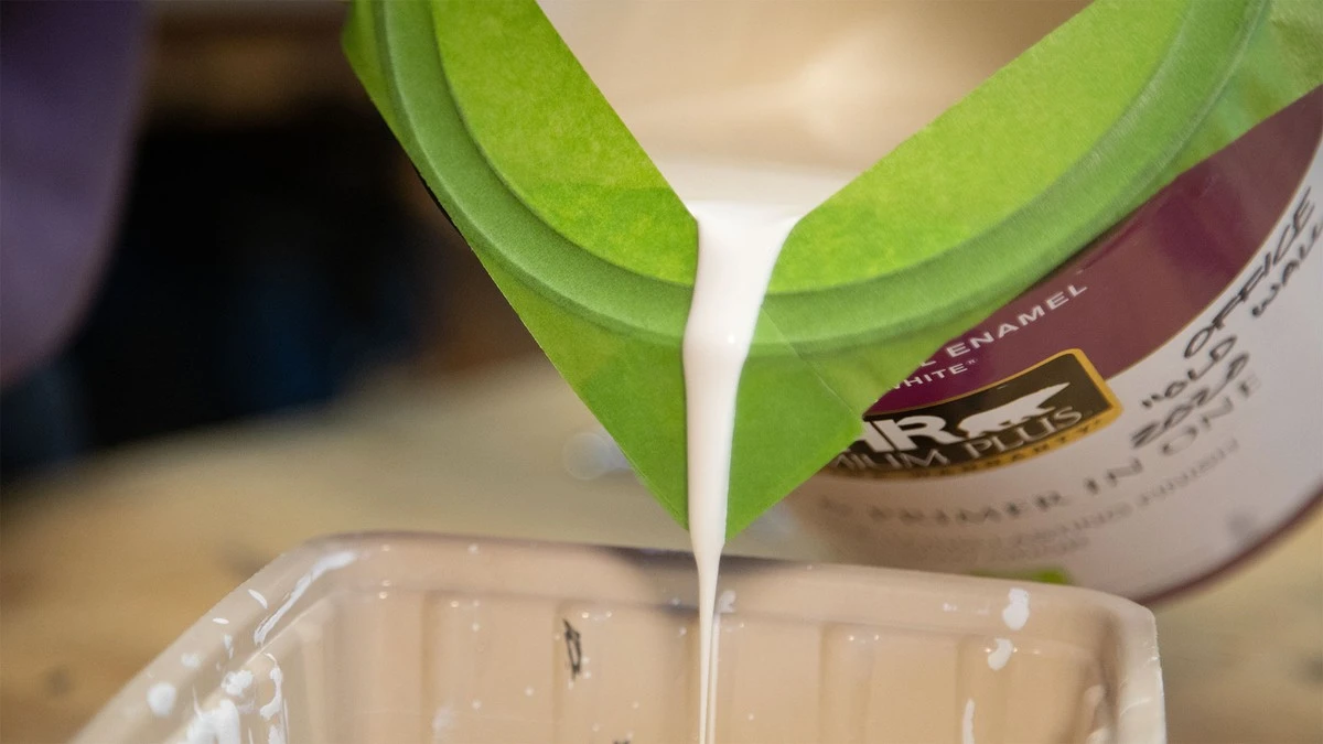 Een elastic band om je verfpot? Het trucje dat professionele schilders kennen