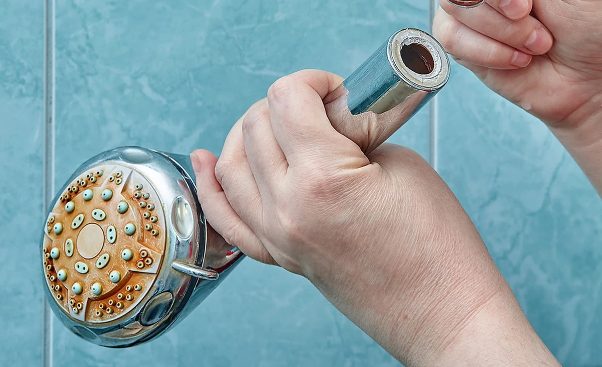 Witte azijn op je douchekop: de makkelijke manier tegen kalkafzetting