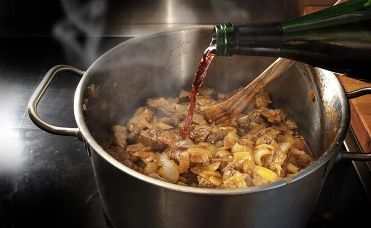 Waarom kok's altijd witte wijn in hun braadpan doen—dit verandert alles - image 2