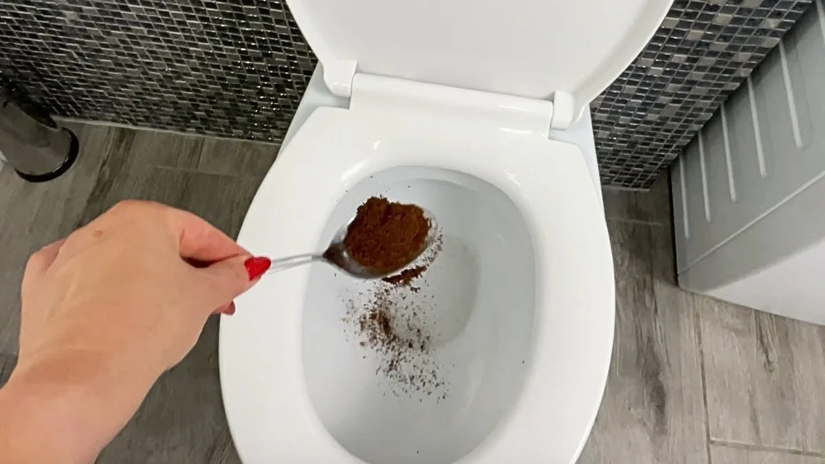 Een kopje koffiedik in je toilet: wat gebeurt er na 15 minuten verbaasd je