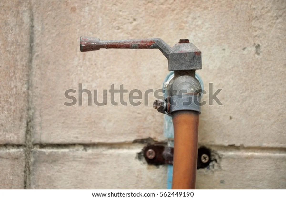 Een elastiekje om je kraan: hoe je water voorkomt op je wasbak