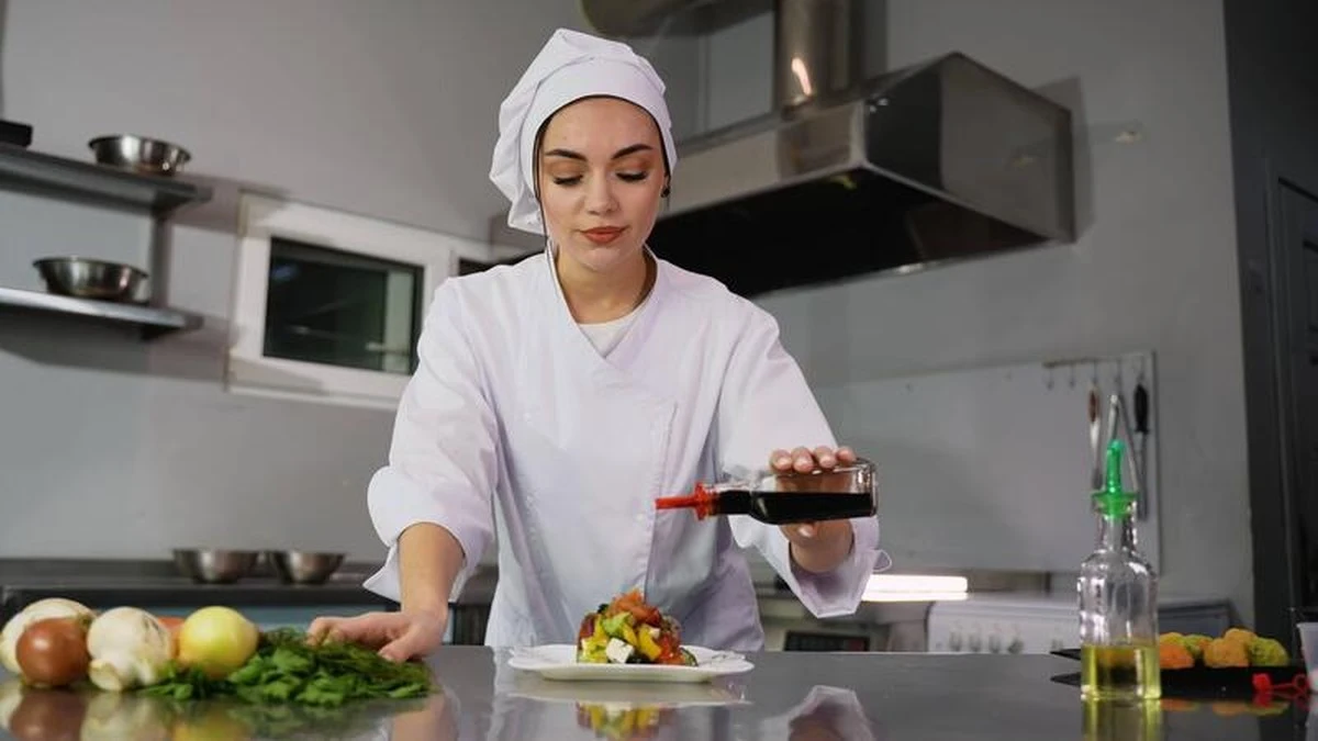Waarom chefs altijd azijn toevoegen aan kokend water voor eieren - image 1
