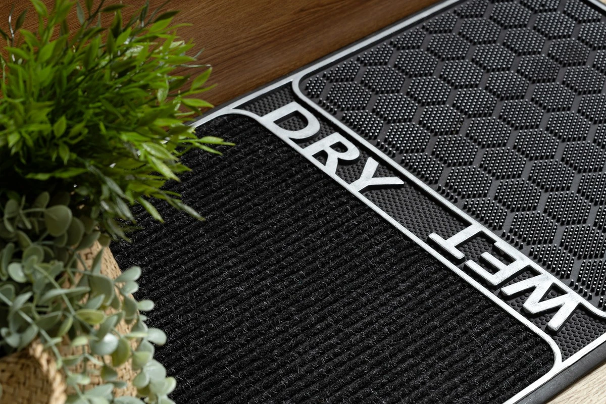 Een opgevouwen krant onder je deurmat: waarom vochtigheid nooit meer terugreert