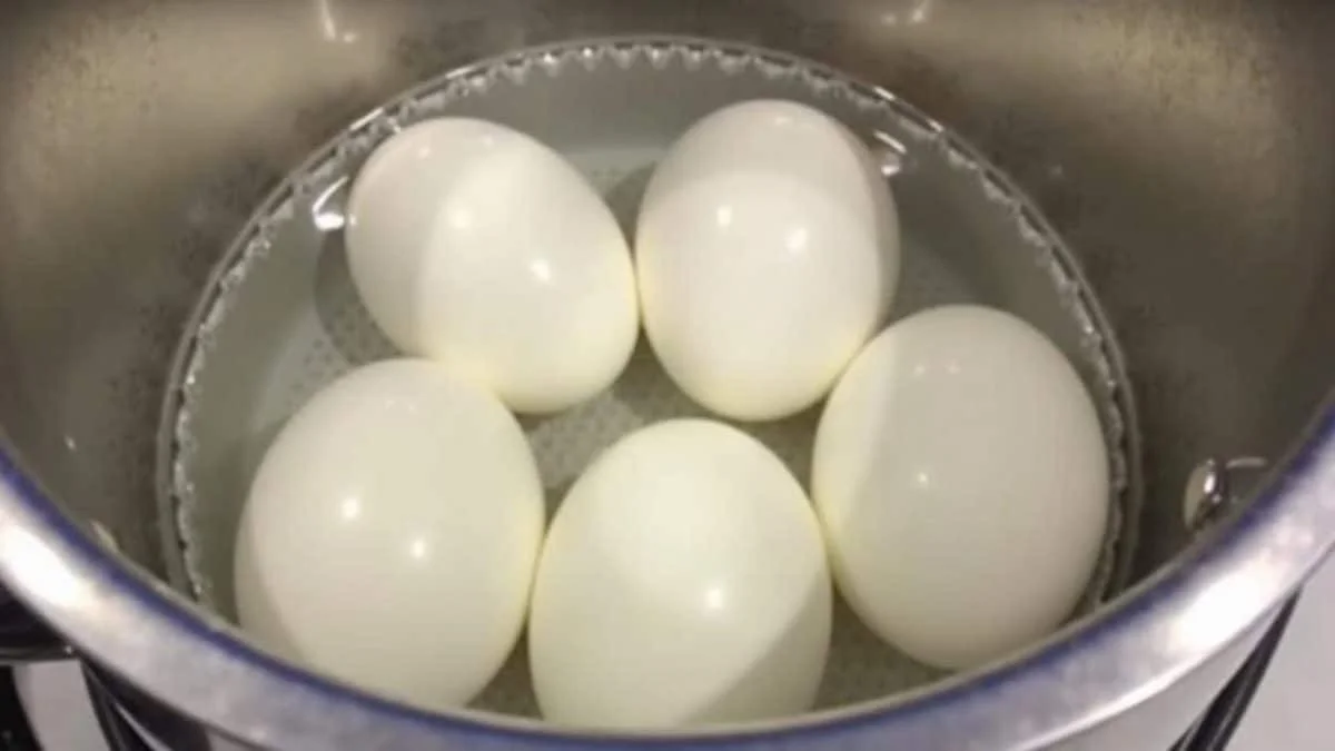 Waarom chefs altijd azijn toevoegen aan kokend water voor eieren - image 1