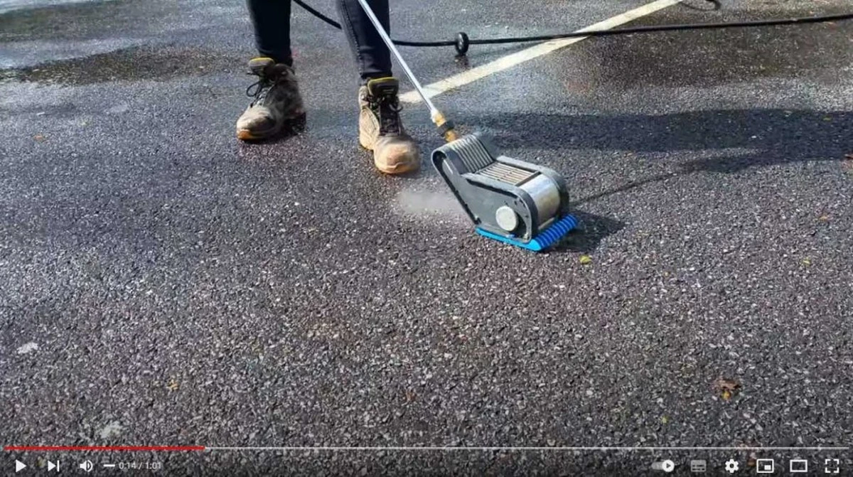 Kauwgum op je bank? Deze twee huishoudartikelen verwijderen het in 30 seconden