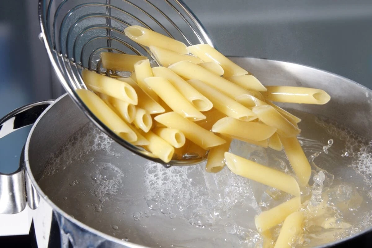 Waarom chefs altijd witte wijn in hun pasta water doen - image 1