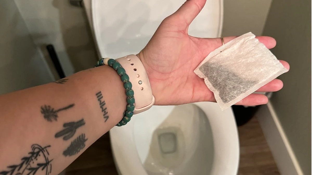 Een theezakje in je toilet: het schoonmaaktruucje waar installateurs nooit over spreken