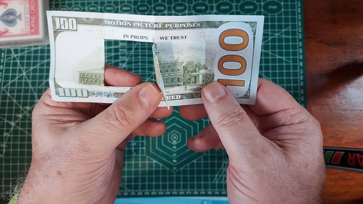 Bankbiljet onder je voordeur: de geniale manier om tocht te voorkomen - image 1